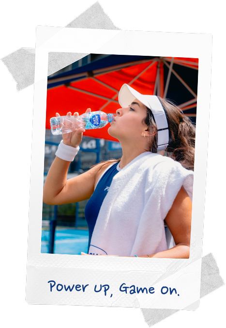 Femme buvant de l'eau sur un terrain de padel