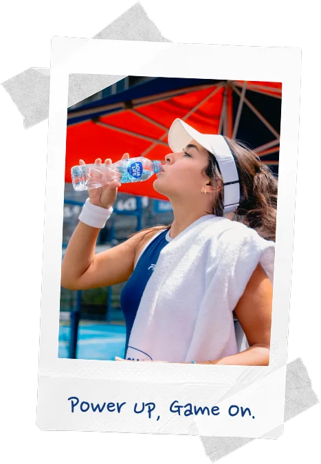 Femme buvant de l'eau sur un terrain de padel